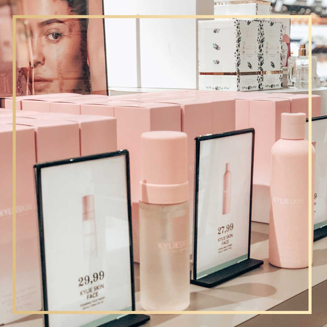 Kylieskincare bei Douglas. Kylieskincare bei Douglas.
