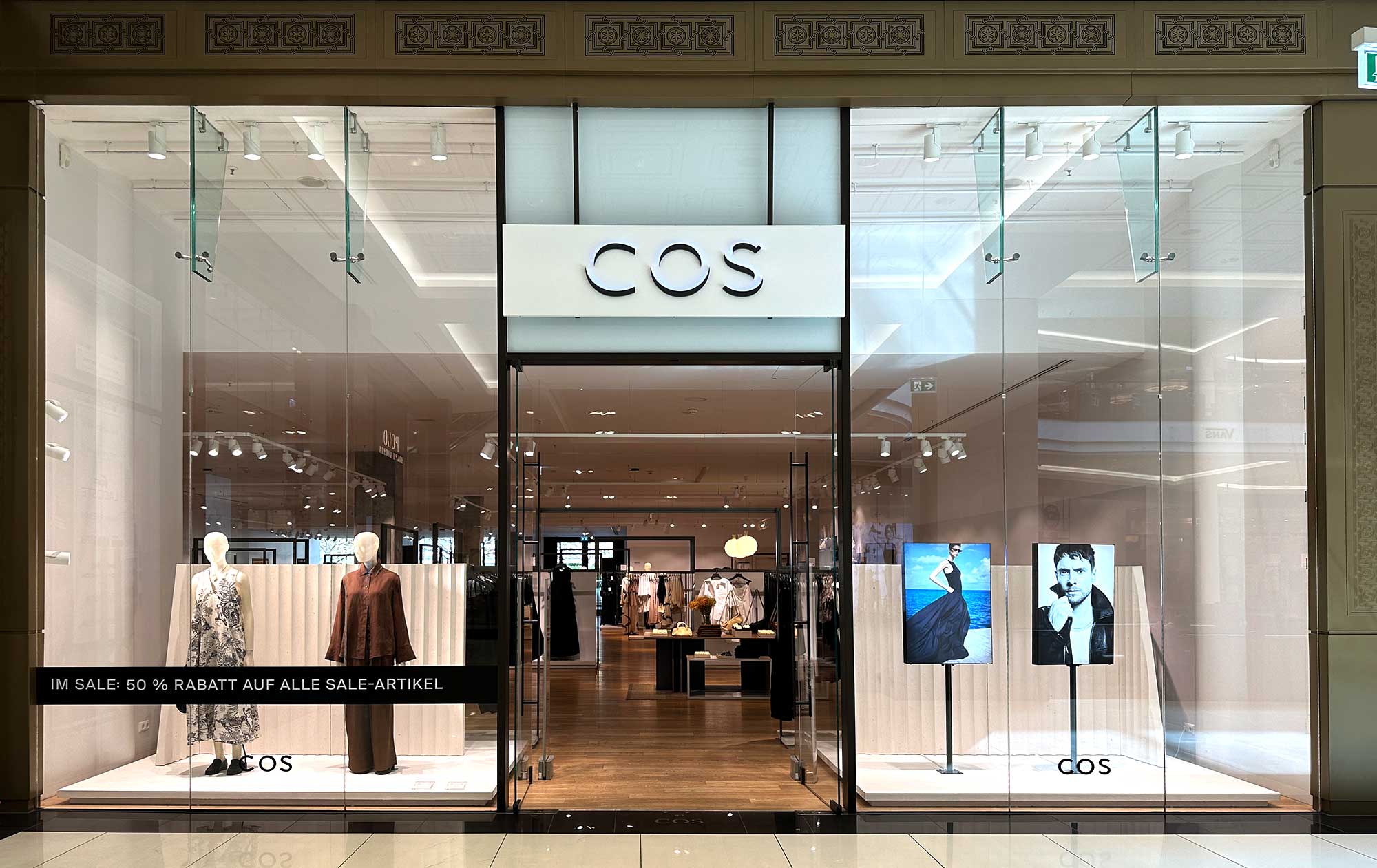 COS in der Mall of Berlin