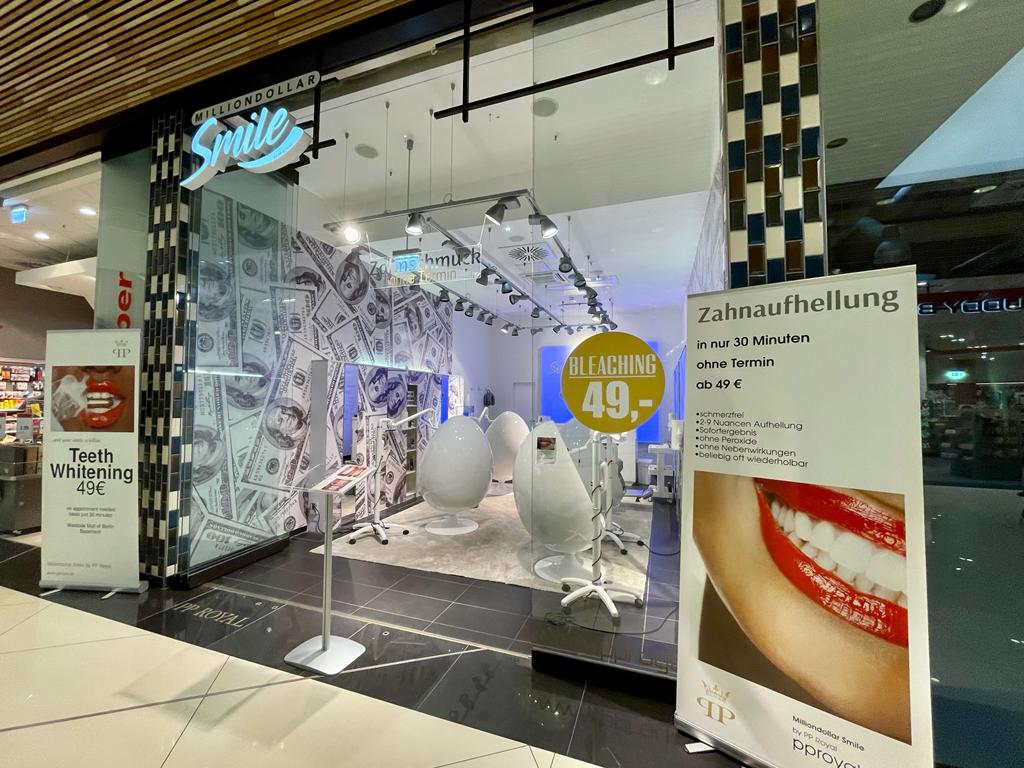 Milliondollar Smile at the Mall of Berlin