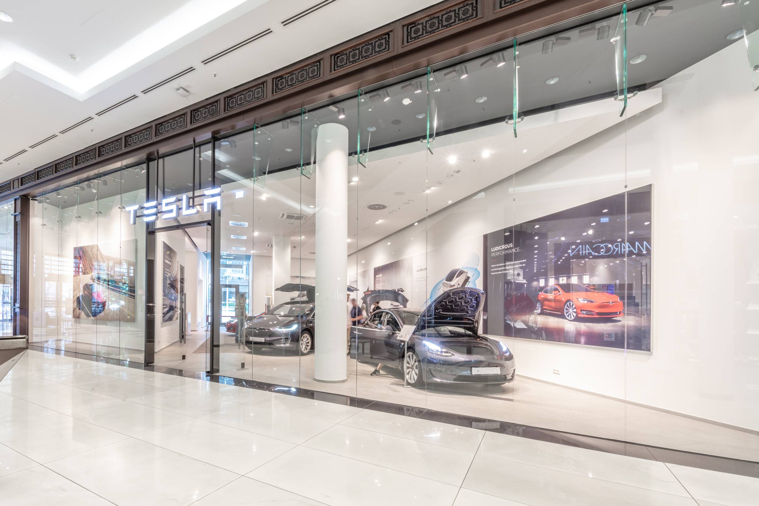 [Translate to English:] Tesla in der Mall of Berlin